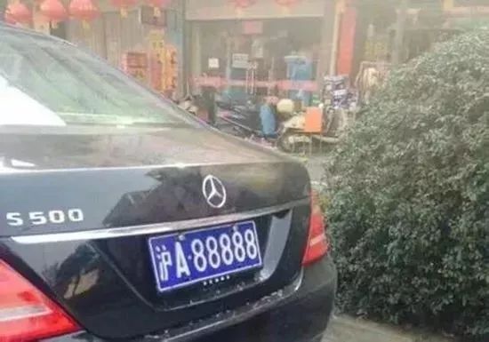 沪a88888香港华达投资集团董事长李晓华的专属座驾,据说他也是中国开