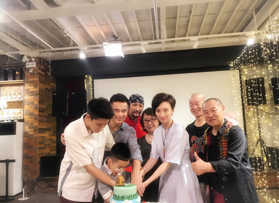 54岁的许亚军和妻子张澍近照，经历四段婚姻，终于找到了真爱