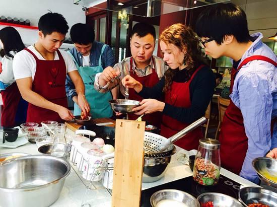 中国留学生在国外经常自己做饭吃,外国人却称