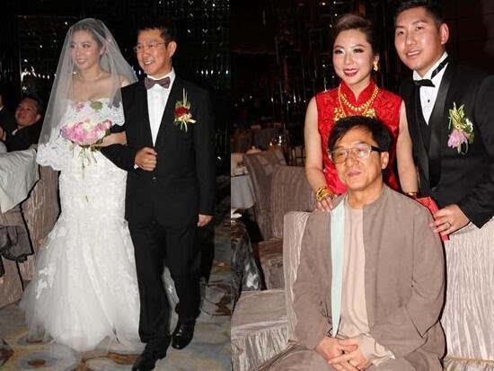 60岁元彪和妻子近照，结婚34年恩爱如初，女儿结婚他泪流满面！