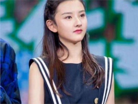 20岁的宋祖儿近照，整个娱乐圈都在等她长大，现在比张柏芝还美