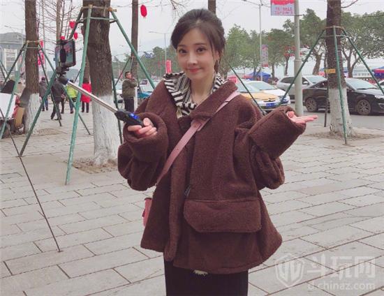 斗鱼tv冯提莫微博晒受伤照片 真的是皮!