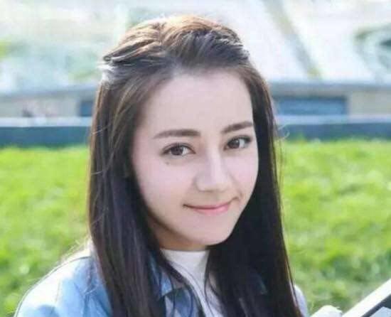 热巴离开《跑男》梳起了baby最爱的“公主头”, 却不适合她