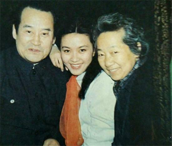 61岁方舒银发丛生,颜值被刘晓庆反超,但2个女儿却让