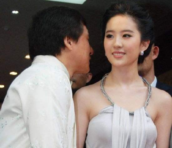 成龙的咸猪手抱遍国内外女明星，唯独她让成龙尴尬得无地自容！