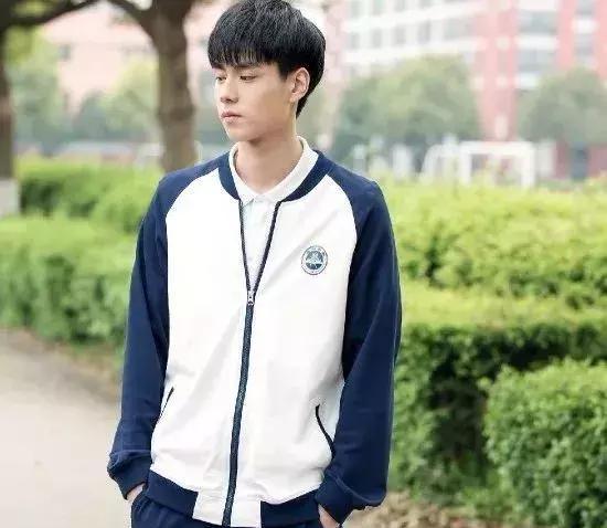 翻版彭于晏挂空裆遭热议，不穿内裤被吐槽!