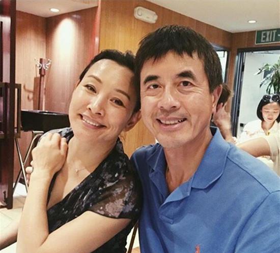 影后陈冲和二婚老公亲密合照曝光大秀恩爱
