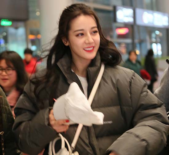 迪丽热巴小跑赶飞机 胖迪秀出不一样的美!