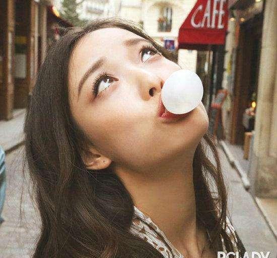 同样吹泡泡糖,郑爽、热巴、孙俪、如此可爱,baby和她那是什么鬼