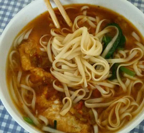 鸡蛋面,农村家里菜鸡下得蛋,配上这样的面条,吃完想来第二碗.