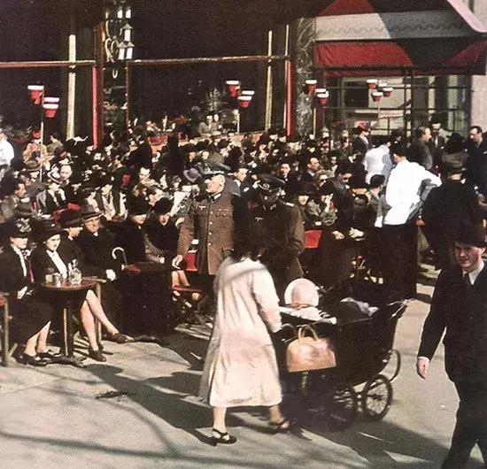 二战时期,纳粹德国侵略多国,法国美女却隔江犹