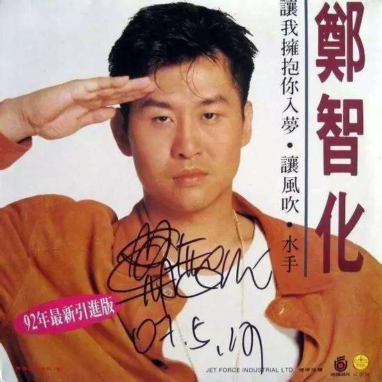 两个同是残疾人歌手, 一个转身成主持人, 另一个消失成老板