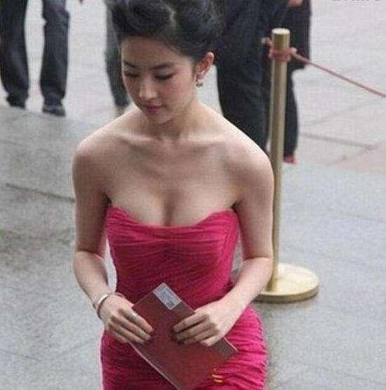 刘亦菲性感女警照，下身近乎“全裸”, 做梦都想删掉吧