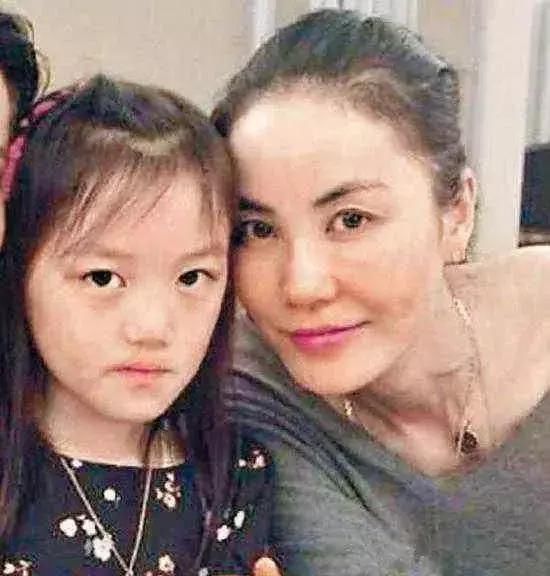 李亚鹏女儿李嫣:我都这般模样了,妈妈还是选择了离开!