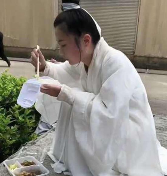 横店群演也分档次,女群演需要懂规则,看看价格