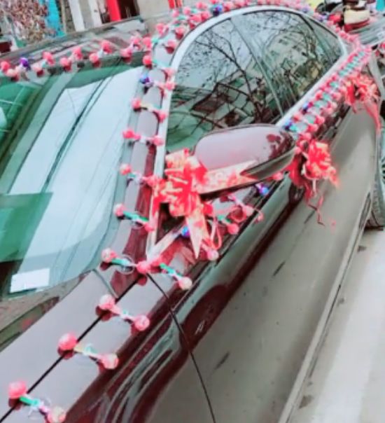 男子去接亲，婚车上不摆鲜花却摆满棒棒糖，得知其寓意我佩服不已|豪车|棒 