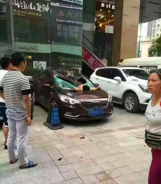 司机注意了!有人跳楼砸你车上,你要不要赔偿?