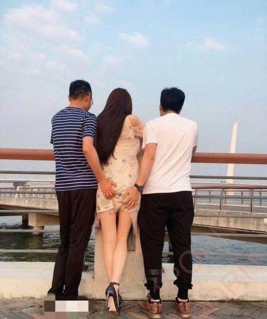幽默趣事:公车上突然急刹车,一爷们把一女裙子拽掉了