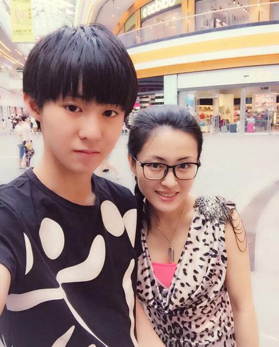 曾登春晚被熟知, 赵本山力捧却没红, 如今与妻子恩爱儿子像王俊凯