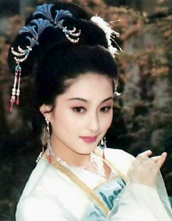 当年她被誉为最美西施,与何晴齐名,如今却已藏形匿影让人怀恋!