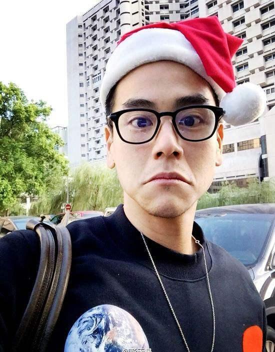 彭于晏晒自拍,肩膀上还放了一只玩偶,斜眼看表情非常搞笑