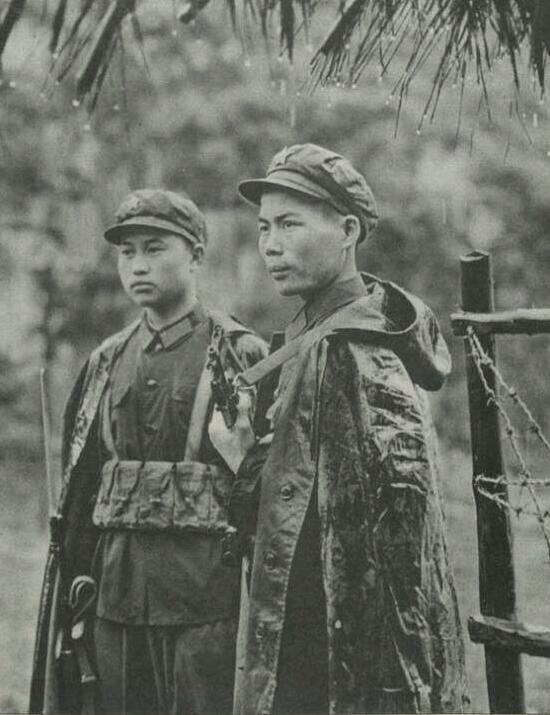 对越自卫反击战,越南士兵假投降,我军连长架起六零炮降服他们