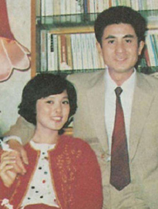 熟悉郭凯敏的都知道他有过两段婚姻,第一任妻子是张芝华,80年代红极