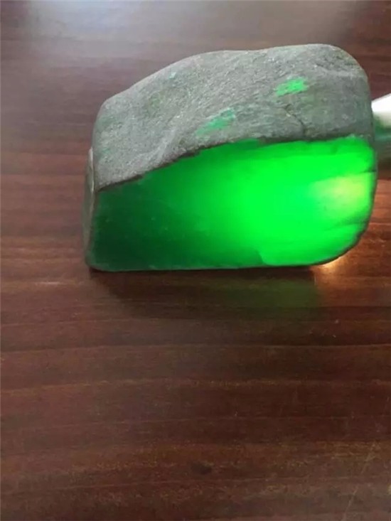 直播后江翡翠赌石开出满色帝王绿!是做挂件还是戒面呢?