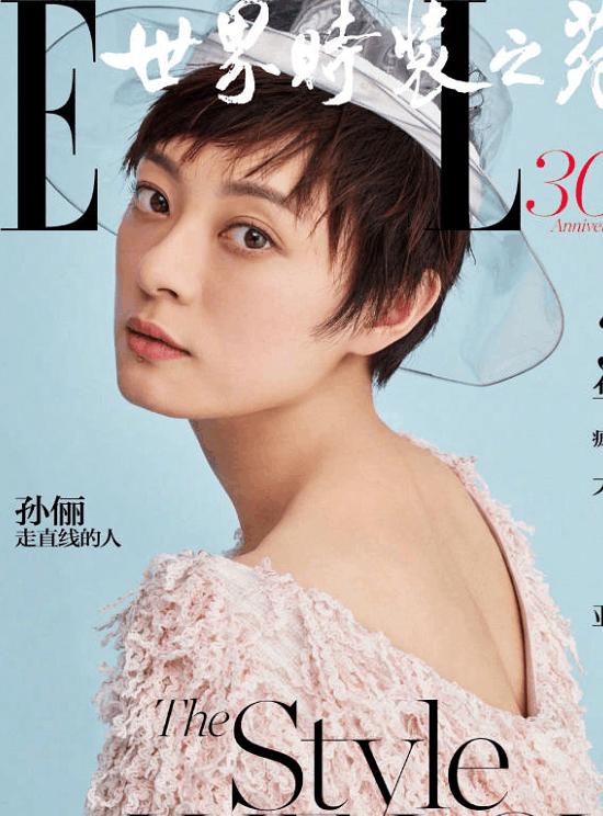 昆凌撞衫大11岁孙俪,一个秀香肩一个秀美背,难