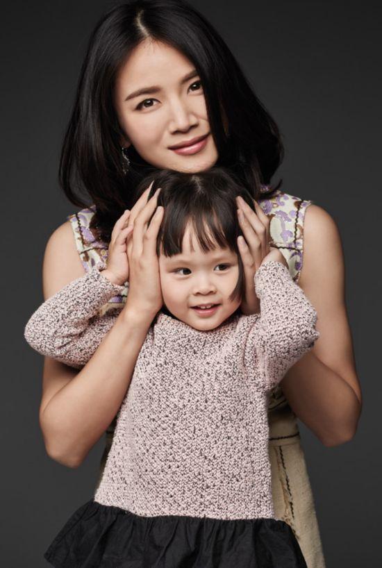 她与陈思成分手后嫁富商，可惜被抛弃，如今和女儿相依为命