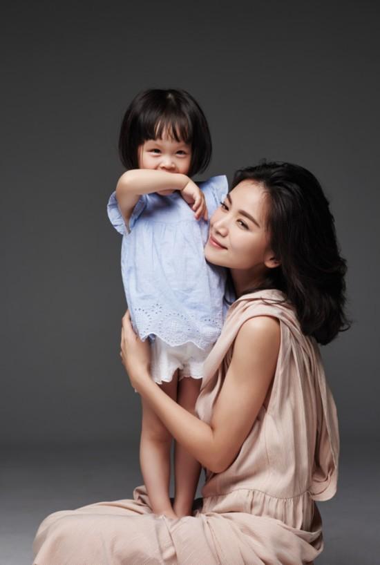 她与陈思成分手后嫁富商，可惜被抛弃，如今和女儿相依为命