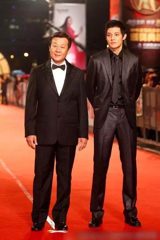 寇世勋是个坑娃的爹,儿子才貌双全,却嫌弃儿子演技差不让他拍戏