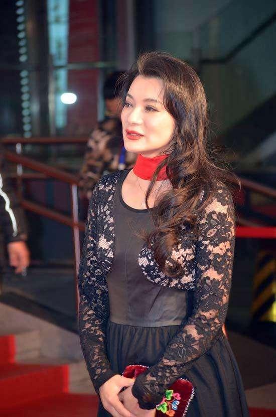 50岁金花婆婆阎青妤现状,波浪卷发性感端庄,十多年不老反年轻!
