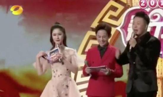 何炅三句话救场，也不及董卿的“金色三分钟”，她的救场堪称完美