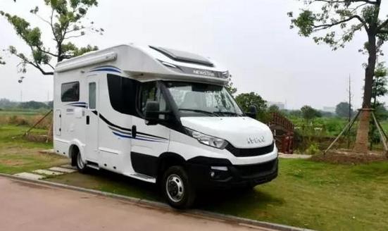 新星进口依维柯T型房车,售价50万起,内饰比酒