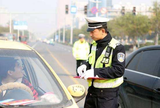 男子开车刮蹭宝马车逃逸,交警上门调查要赔偿