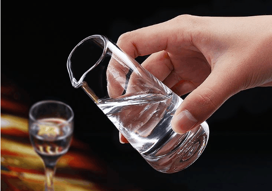 白酒加水浑浊就是假酒?99%的烟酒店老板都相