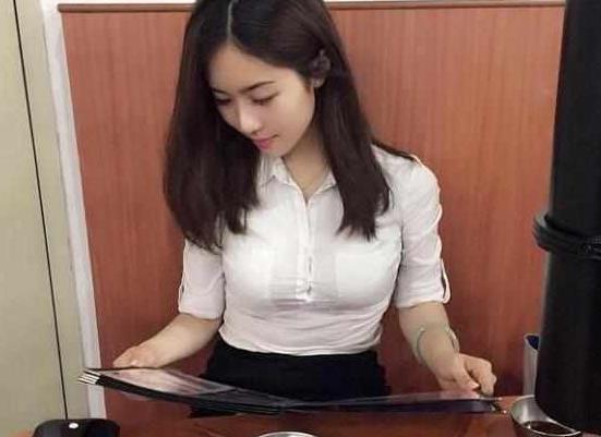 搞笑图片幽默段子笑话：服务员点菜，我老婆肚子饿了