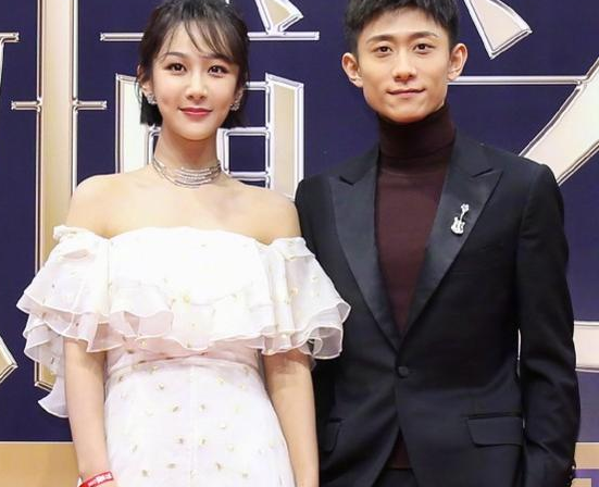 四小花旦同框,旁边娜扎尴尬,张一山杨紫姐弟互怼,微博之夜热闹