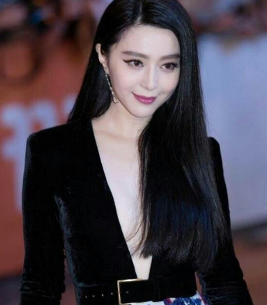李宇春为博眼球和范冰冰穿同款深v裙,网友:仙女和男人婆能比吗