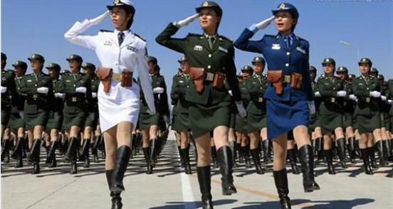 为何1984年阅兵式上女兵服装是最受争议的?