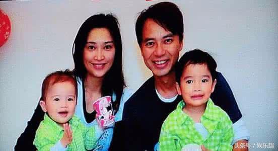 50岁李克勤全家照,港姐冠军妻子美艳动人,两个儿子帅气可爱!