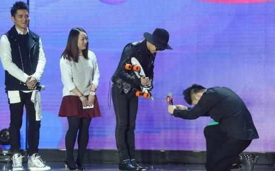 娱乐圈下过跪的明星,有的被点赞,有的被打得鼻