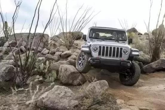 搭载同级最强2.0T发动机，动力水平远超BBA，最大功率达到200kW