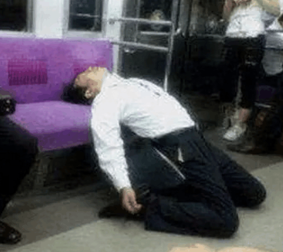 搞笑: 你见过地铁上几种雷人奇葩睡姿?