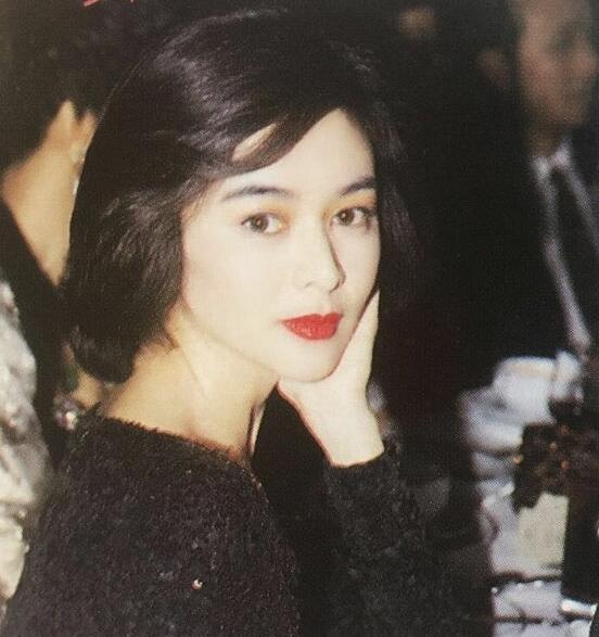 关之琳一袭红裙,简直不减当年风采美得惊心动魄