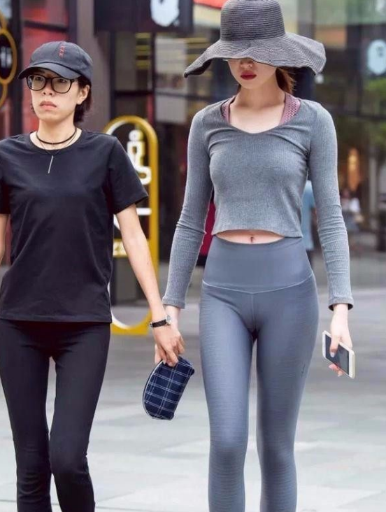 街拍美女:爱健身的美女,微胖的身材搭配紧身裤,完美!