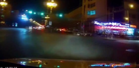 夜间视频车刚一右拐，电动车就飞速撞了上来