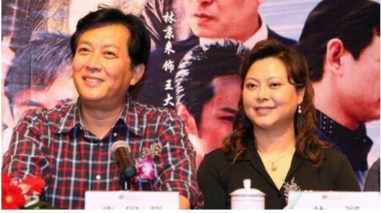 唐国强全家照，两个儿子遗传基因差，女儿却很貌美，前妻绝望自杀