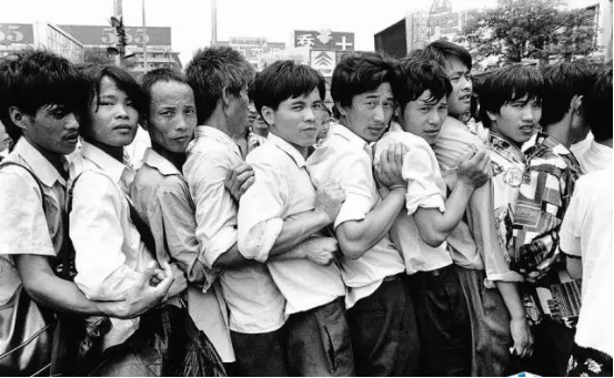 读老报:九十年代治安最乱的火车站,犯罪频发造